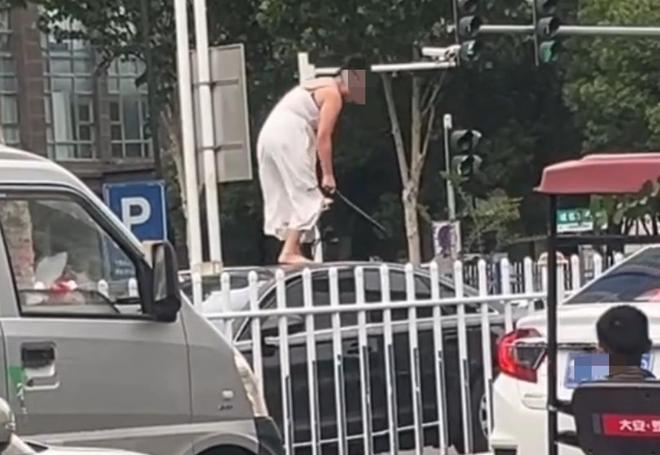 辆轿车通报：系精神病发作家属愿意承担赔偿pg电子试玩网站免费女子持械当街打砸多(图2)