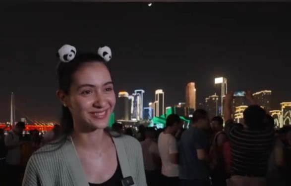 哥没骗我”外国人疯狂点赞重庆灯光秀pg电子试玩外国人来重庆直呼“甲亢(图2)