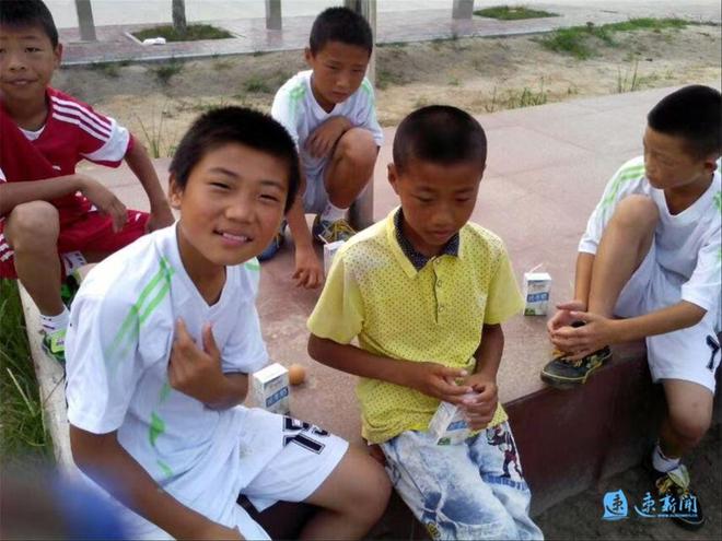 宿迁小伙高驰用汗水书写足球逆袭传奇pg电子游戏网站5球领跑射手榜！(图4)